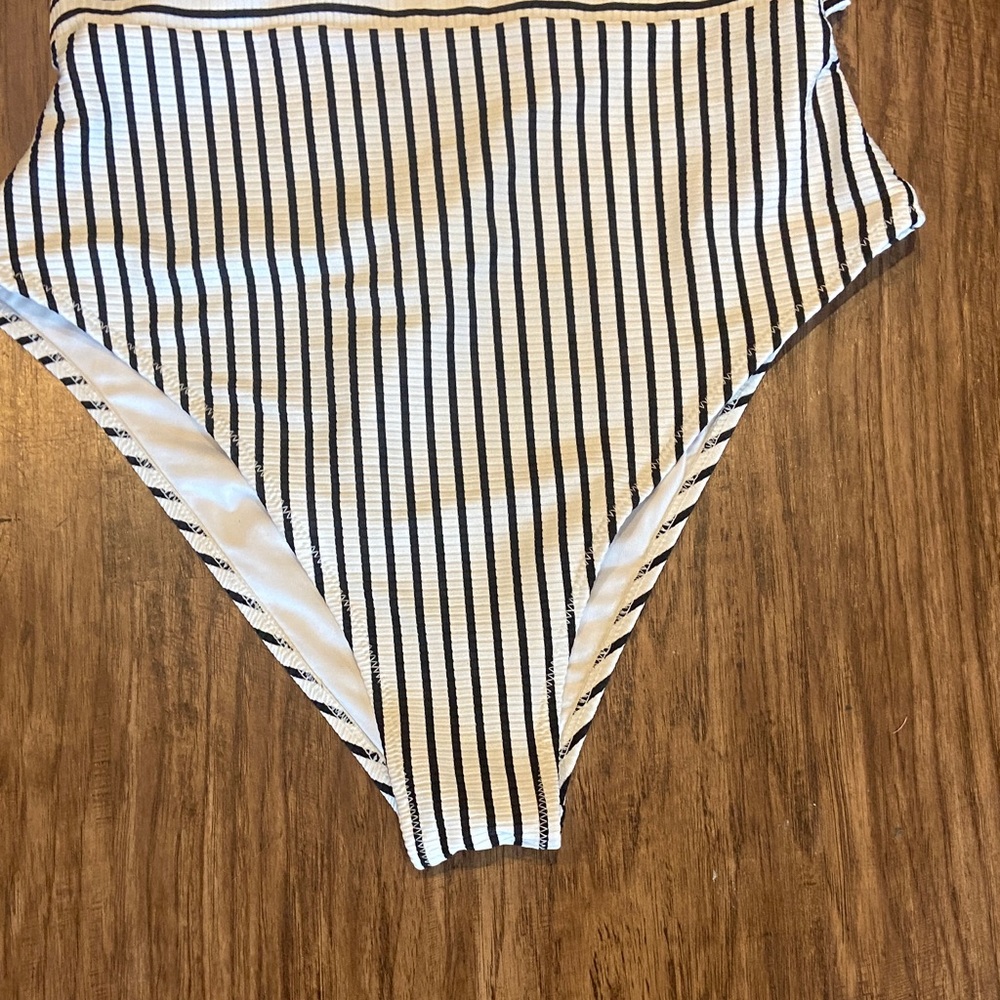 Shade and Shore black-and-white striped swimsuit - Picture 3 of 4